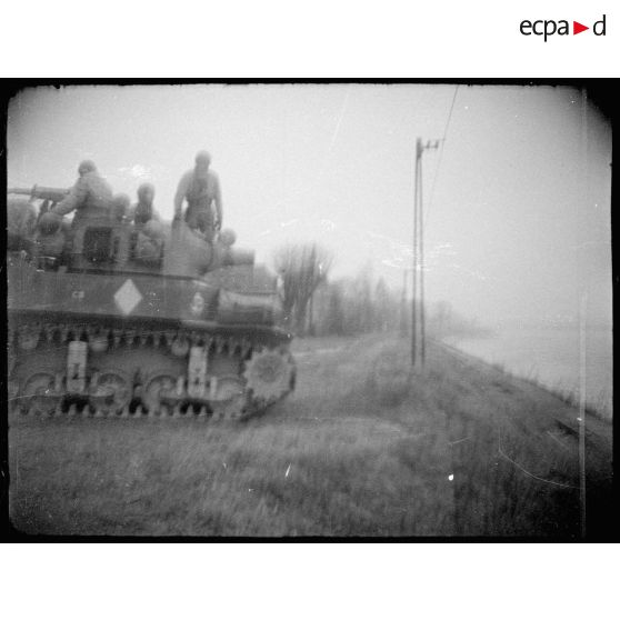 Soldats du RICM (Régiment d'infanterie coloniale du Maroc), qui fait partie de la 9e DIC (Division d'infanterie coloniale), se trouvant, avec leur blindé M8 HMC, sur les rives du Rhin à hauteur de Rosenau (Haut-Rhin). [description provisoire]