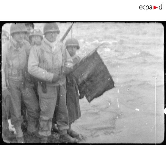Soldats du RICM (Régiment d'infanterie coloniale du Maroc) trempant symboliquement le fanion de patrouille dans le Rhin à hauteur de Rosenau (Haut-Rhin). [description provisoire]