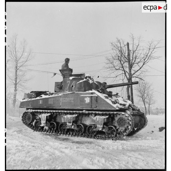 Patrouille de chars Sherman du 12e RCA, en appui de fantassins du RMT, dans le secteur enneigé de Gros-Réderching (Moselle). [description provisoire]