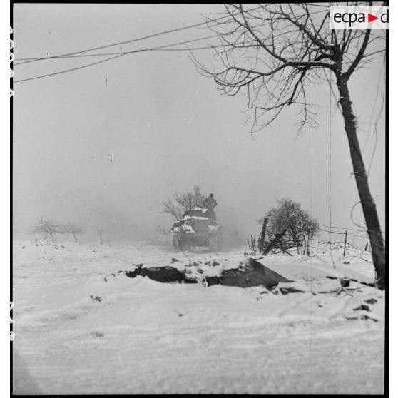 Patrouille de chars Sherman du 12e RCA, en appui de fantassins du RMT, dans le secteur enneigé de Gros-Réderching (Moselle). [description provisoire]