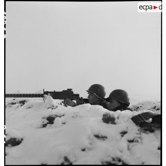 Deux mitrailleurs du RMT (Régiment de marche du Tchad), en poste dans des trous individuels, lors d'une patrouille dans le secteur de Gros-Réderching (Moselle). [description provisoire]