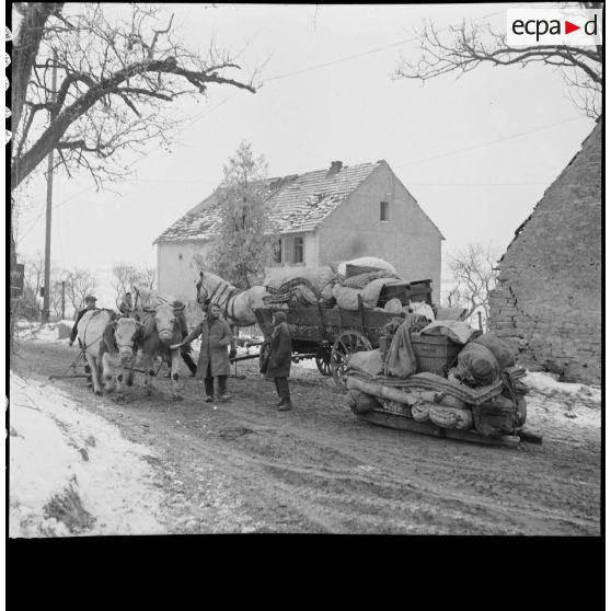 Exode de la population locale fuyant la zone de combat près de Gros-Réderching, 10 janvier 1945. [description provisoire]