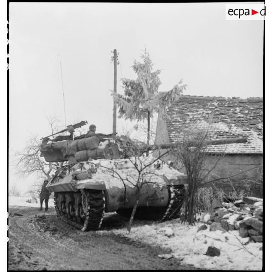 Char tank destroyer TD M10 de la 2e DB (Division blindée) en poste dans le village de Gros-Réderching (Moselle).<br>4e escadron du RBFM [description provisoire]