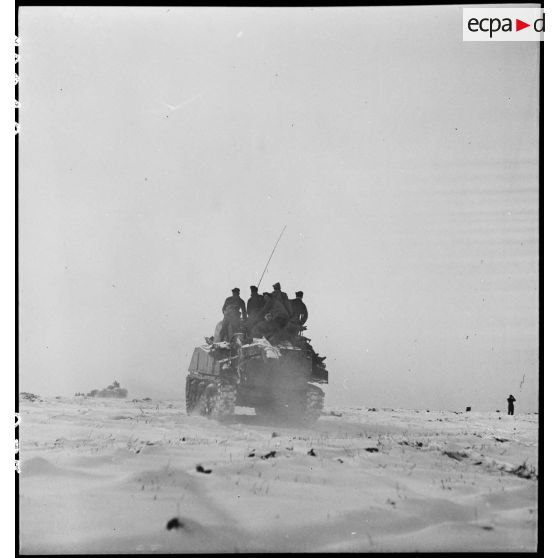 Patrouille de chars Sherman du 12e RCA, en appui de fantassins du RMT, dans le secteur enneigé de Gros-Réderching (Moselle). [description provisoire]