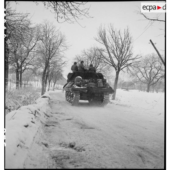 Patrouille de tanks destroyer TD M10 du RBFM (Régiment blindé de fusiliers marins) dans le secteur enneigé de Gros-Réderching (Moselle). [description provisoire]