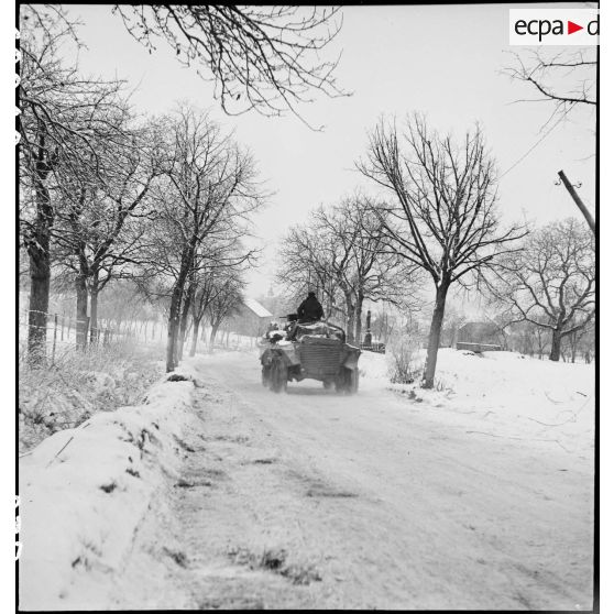 Patrouille d'une automitrailleuse M20 du RBFM (Régiment blindé de fusiliers marins) de la 2e DB (Division blindée) dans le secteur de Gros-Réderching (Moselle). [description provisoire]