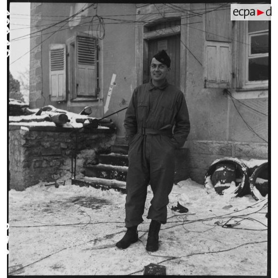 Portrait du capitaine Fonde, commandant la 7e compagnie de combat du RMT (Régiment de marche du Tchad), devant son PC à Achen ou à Gros-Réserching (Moselle). [description provisoire]