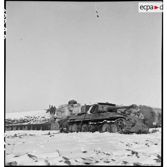 Char allemand Panzer V Panther endommagé, abandonné devant un blockhaus de la ligne Maginot près de Rohrbach-lès-Bitche (Moselle). [description provisoire]