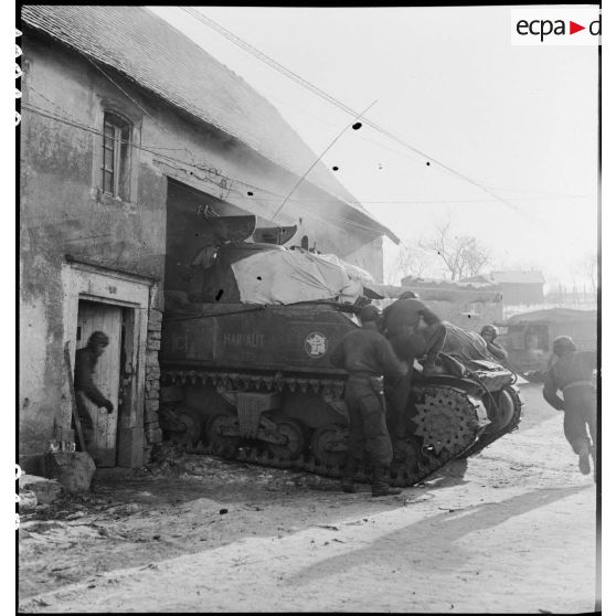 Patrouille de reconnaissance et opération de nettoyage dans un village du front dans le secteur de Gros-Réderching (Moselle), par une unité de chars du 3e escadron du12e RCA, accompagnée d'éclaireurs de l'infanterie du RMT. [description provisoire]