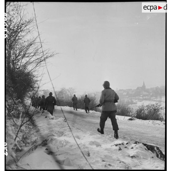 Patrouille de reconnaissance et opération de nettoyage dans un village du front dans le secteur de Gros-Réderching (Moselle), par une unité de chars du 12e RCA, accompagnée d'éclaireurs de l'infanterie du RMT. [description provisoire]