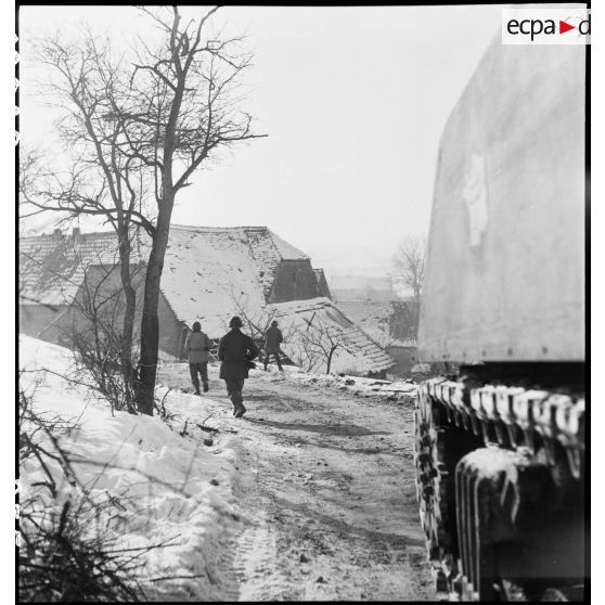Patrouille de reconnaissance et opération de nettoyage dans un village du front dans le secteur de Gros-Réderching (Moselle), par une unité de chars du 12e RCA, accompagnée d'éclaireurs de l'infanterie du RMT. [description provisoire]