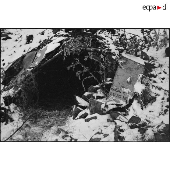 Abris de fortune pour des soldats du 1er RTM (Régiment de tirailleurs marocains) sur le front près de Ranspach (Haut-Rhin). [description provisoire]