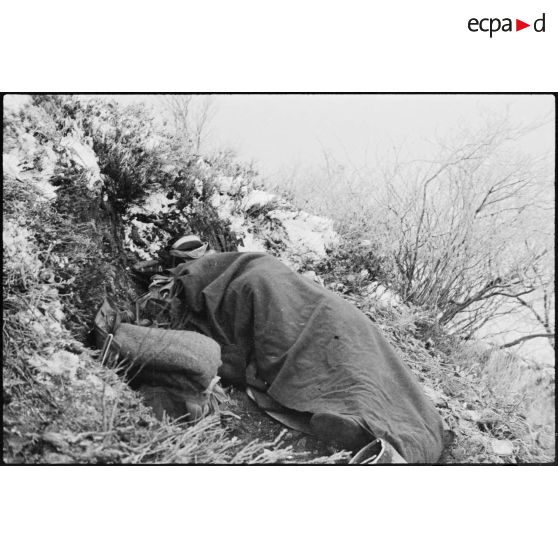 Bivouac de soldats du 1er RTM (Régiment de tirailleurs marocains) sur le front près de Ranspach (Haut-Rhin). [description provisoire]