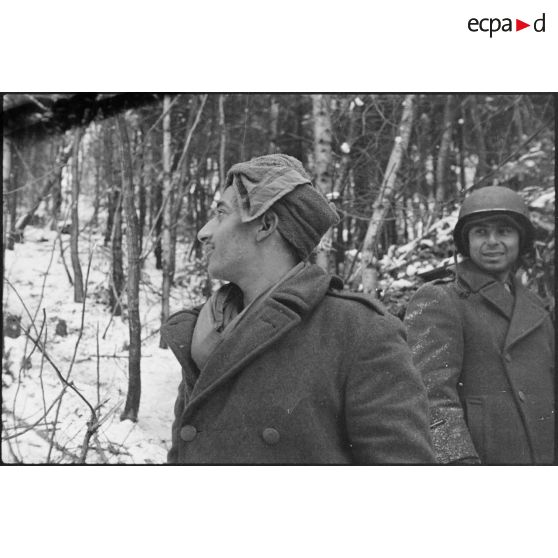 Des soldats du 1er RTM (Régiment de tirailleurs marocains) sur le front près de Ranspach (Haut-Rhin). [description provisoire]