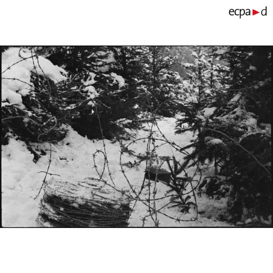 Poste tenu par des soldats du 1er RTM (Régiment de tirailleurs marocains) sur le front près de Ranspach (Haut-Rhin), couvert de neige. [description provisoire]