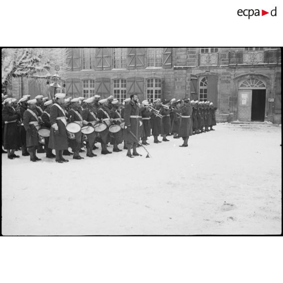 La nouba du 6e RTM (Régiment de tirailleurs marocains) devant la mairie de Vauvillers (Haute-Saône), lors d'une cérémonie en l'honneur du 6e RTM. [description provisoire]