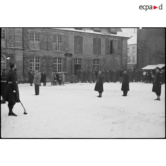 Cérémonie militaire avec le 6e RTM (Régiment de tirailleurs marocains) sur la place de la mairie à Vauvillers (Haute-Saône) le 15 janvier 1945. [description provisoire]
