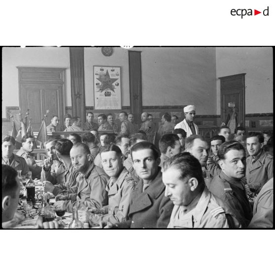 Repas réunissant les officiers du 6e RTM (Régiment de tirailleurs marocains) autour du colonel Baillif à Vauvillers (Haute-Saône) où le régiment est au repos. [description provisoire]