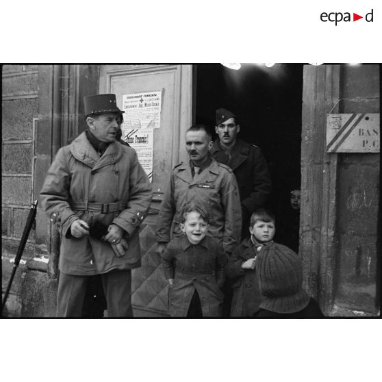 Le général de Hesdin, à la tête de la 4e DMM (Division marocaine de montagne), et le colonel Baillif du 6e RTM (Régiment de tirailleurs marocains) devant le PC de la 4e DMM à Vauvillers (Haute-Saône), où stationne la division placée en réserve d'armée. [description provisoire]