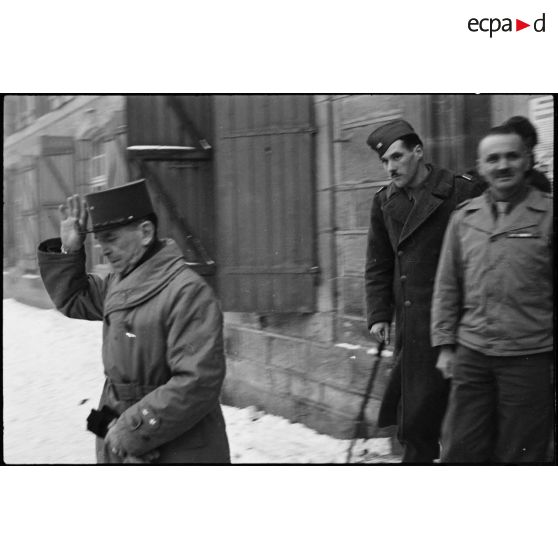 Le général de Hesdin, à la tête de la 4e DMM (Division marocaine de montagne), et le colonel Baillif du 6e RTM (Régiment de tirailleurs marocains) devant le PC de la 4e DMM à Vauvillers (Haute-Saône), où stationne la division placée en réserve d'armée. [description provisoire]
