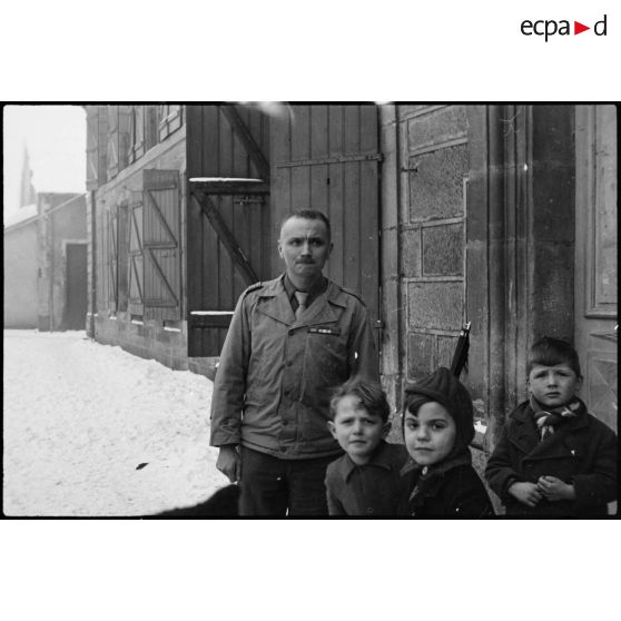 Le colonel Baillif du 6e RTM (Régiment de tirailleurs marocains) devant le PC de la 4e DMM (Division marocaine de montagne) à Vauvillers (Haute-Saône), où stationne la division placée en réserve d'armée. [description provisoire]