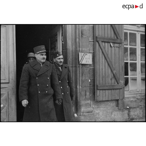 Le général Bondis, commandant le 6e RTM (Régiment de tirailleurs marocains), et le colonel Baillif du 6e RTM, devant le PC de la 4e DMM (Division marocaine de montagne) à Vauvillers (Haute-Saône), où stationne la division placée en réserve d'armée. [description provisoire]