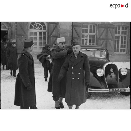 Le général Bondis, commandant le 6e RTM (Régiment de tirailleurs marocains), et le colonel Baillif du 6e RTM, devant le PC de la 4e DMM (Division marocaine de montagne) à Vauvillers (Haute-Saône), où stationne la division placée en réserve d'armée. [description provisoire]