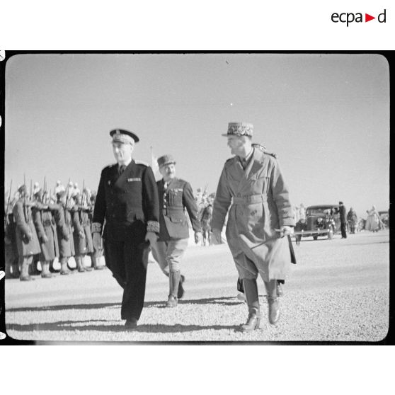 Inspection d'un détachement du 9e RCA (Régiment de chasseurs d'Afrique) entre Bou Saâda et M'Sila en Algérie, par Yves Chataigneau, gouverneur général de l'Algérie, accompagné du général Martin, commandant le 19e corps d'armée. [description provisoire]