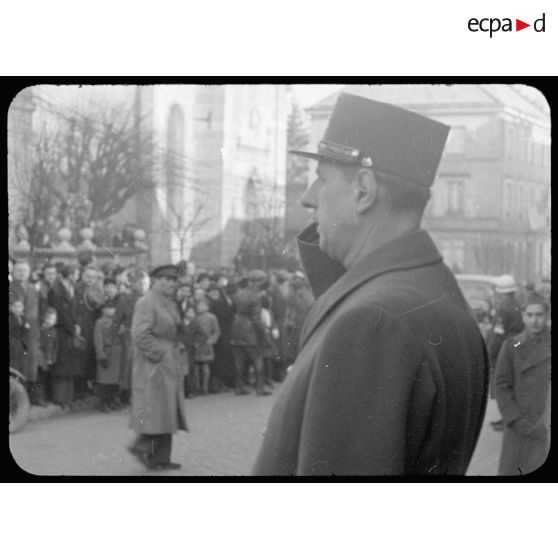 Visite du général de Gaulle dans un village alsacien. [description provisoire]