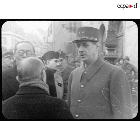 Visite du général de Gaulle dans un village alsacien. [description provisoire]