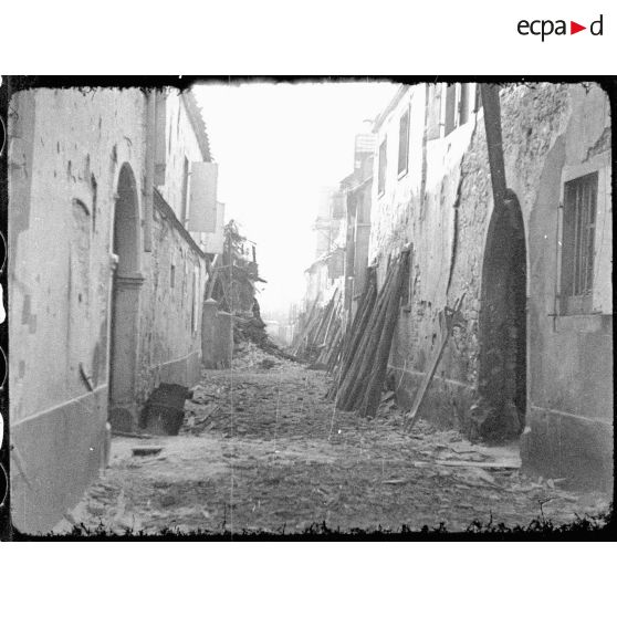 Vue d'une rue incendiée et détruite de Rhinau (Bas-Rhin). [description provisoire]