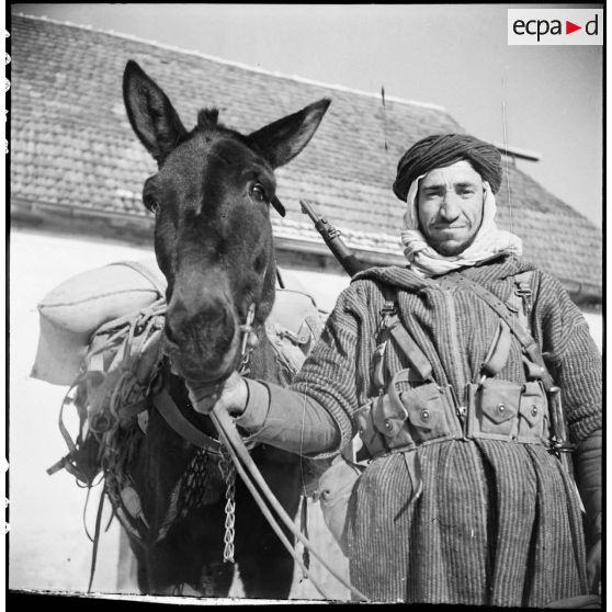 Portrait d'un goumier d'un groupement de tabors marocains issus du CEF (Corps expéditionnaire français) combattant en Alsace. Il pose ici dans un village près d'Obernai (Bas-Rhin). [description provisoire]