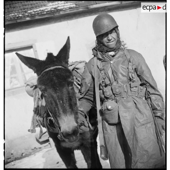 Portrait d'un goumier d'un groupement de tabors marocains issus du CEF (Corps expéditionnaire français) combattant en Alsace. Il pose ici dans un village près d'Obernai (Bas-Rhin). [description provisoire]