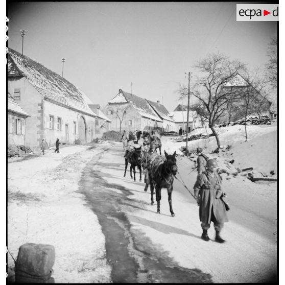 Arrivée de goumiers dans un village vosgien. [description provisoire]