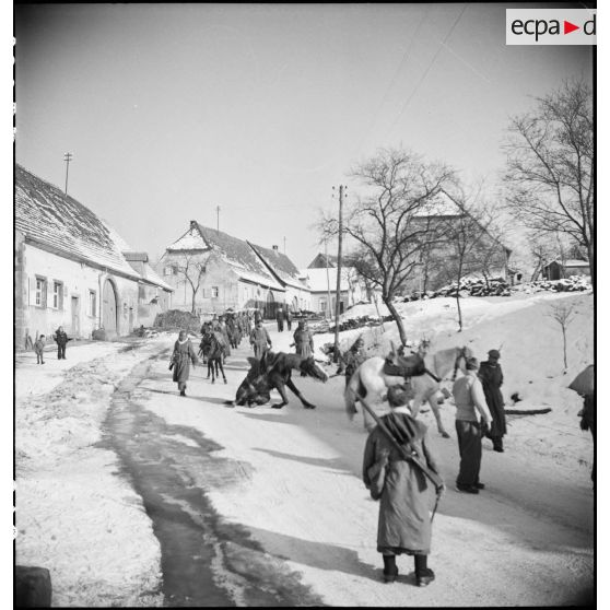 Arrivée de goumiers dans un village vosgien. [description provisoire]
