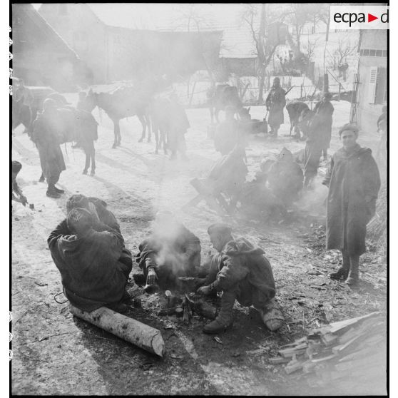 Goum dans un village : popote en plein air. [description provisoire]
