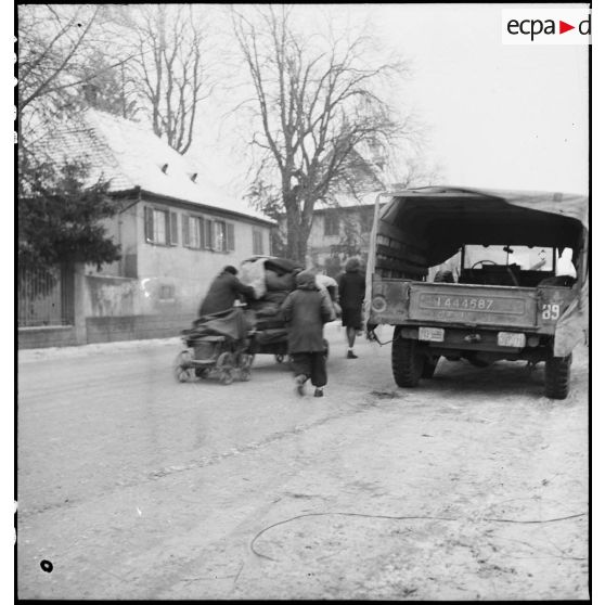 Réfugiés traversant Obernai. [description provisoire]