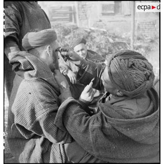 Goum dans un village : toilette en plein air. [description provisoire]
