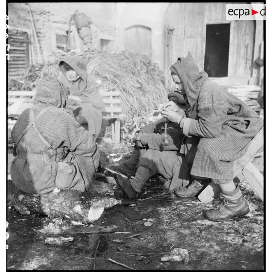 Goum dans un village : repos après l'action. [description provisoire]