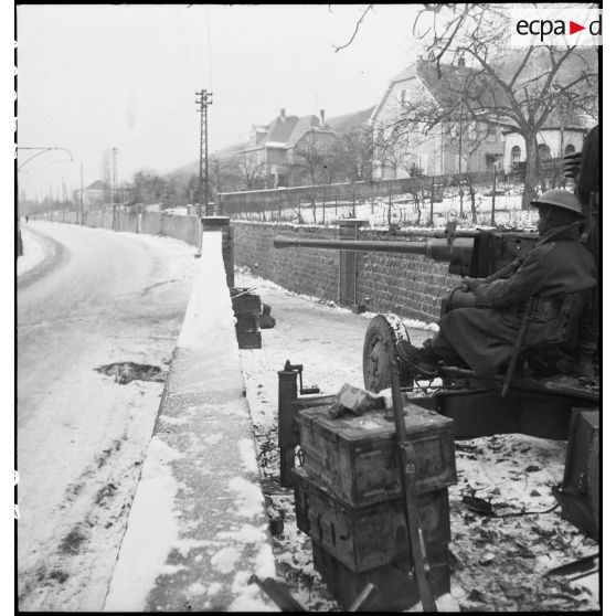 Des canonniers d'une section du 21e groupe antillais des FTA (Forces terrestres antiaériennes), qui fait partie de la 1re DMI (Division de marche d'infanterie) (ex 1re DFL), sont en position sur une pièce d'artillerie antichar (un canon Bofors de 40 mm) aux portes d'Obernai (Bas-Rhin) dont ils doivent assurer la défense. [description provisoire]