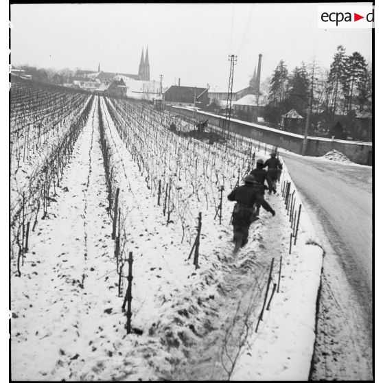 Des canonniers d'une section du 21e groupe antillais des FTA (Forces terrestres antiaériennes), qui fait partie de la 1re DMI (Division de marche d'infanterie) (ex 1re DFL), sont en alerte aux portes d'Obernai (Bas-Rhin) dont ils doivent assurer la défense. [description provisoire]