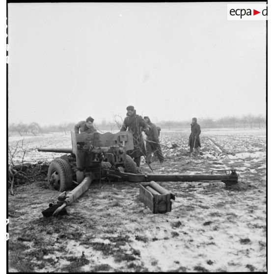 Mise en batterie d'un canon anti-char de 57 mm US M1 près d'Obernai (Bas-Rhin par des canonniers d'une section du 21e groupe antillais des FTA (Forces terrestres antiaériennes), qui fait partie de la 1re DMI (Division de marche d'infanterie) (ex 1re DFL), pour défendre la ville alsacienne. [description provisoire]