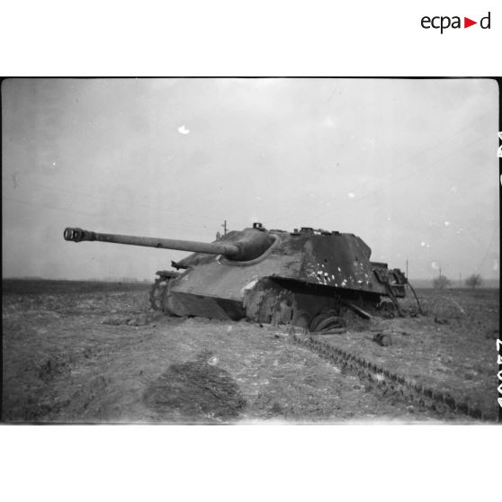 Char allemand Jagdpanther hors d'usage abandonné dans un champ dans les environs de Steinbrunn-le-Bas (Haut-Rhin). [description provisoire]