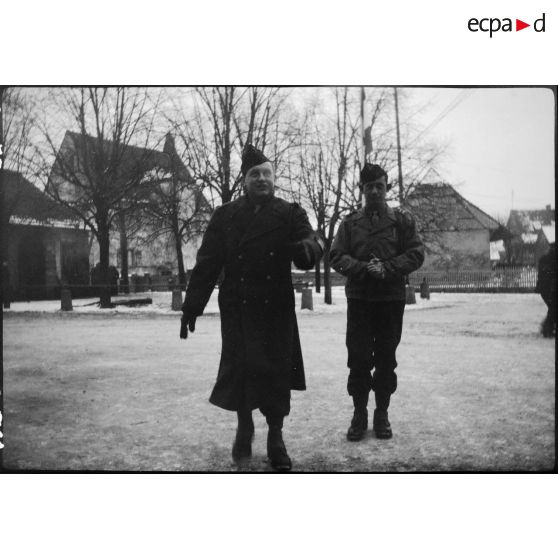 Deux officiers de la 9e DIC (Division d'infanterie coloniale) dans le village de Steinbrunn-le-Bas (Haut-Rhin). [description provisoire]