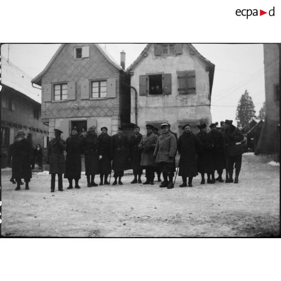 Portrait de groupe d'attachés militaires étrangers, en visite sur le front d'Alsace, dans le village de Steinbrunn-le-Bas (Haut-Rhin). [description provisoire]