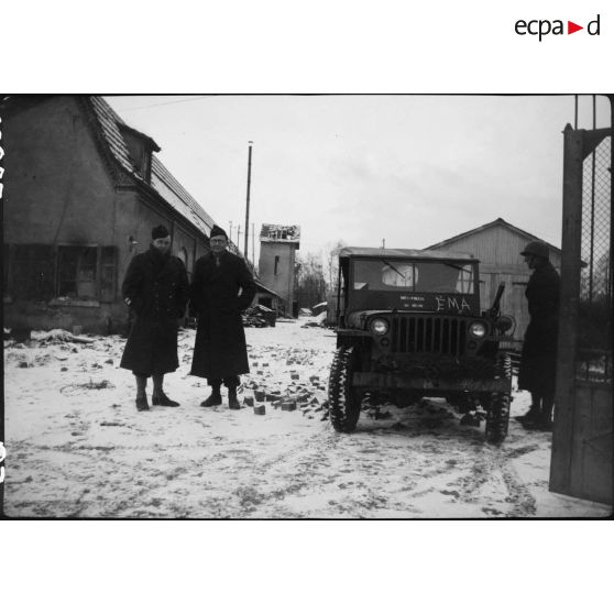 Deux officiers de la 9e DIC (Division d'infanterie coloniale) dans le village de Steinbrunn-le-Bas (Haut-Rhin). [description provisoire]