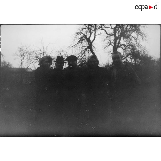 Portrait de groupe de personnes non identifiées (image trop sombre). [description provisoire]