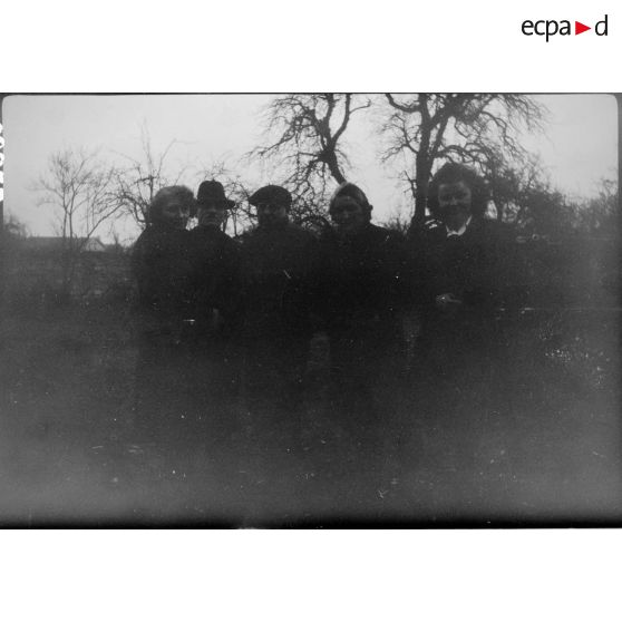 Portrait de groupe de personnes non identifiées (image trop sombre). [description provisoire]