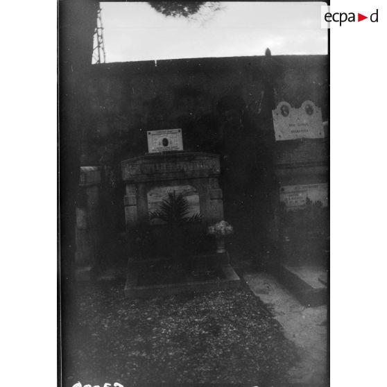 Tombes dans le cimetière du village de Steinbrunn-le-Bas (Haut-Rhin). [description provisoire]