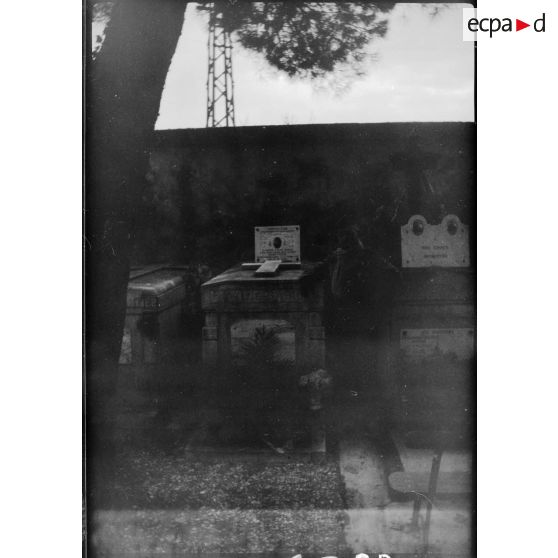 Tombes dans le cimetière du village de Steinbrunn-le-Bas (Haut-Rhin). [description provisoire]